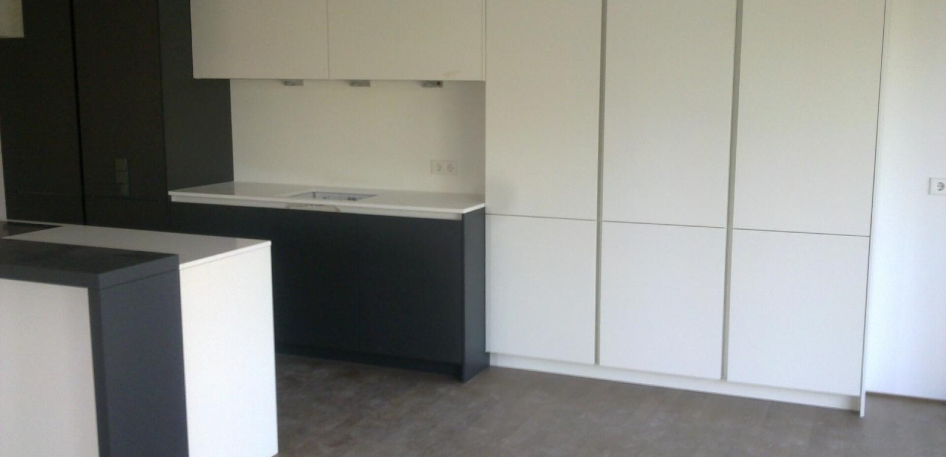 Hier sehen Sie ein grifflose puristische Variante in weiß mit anthrazit kombiniert